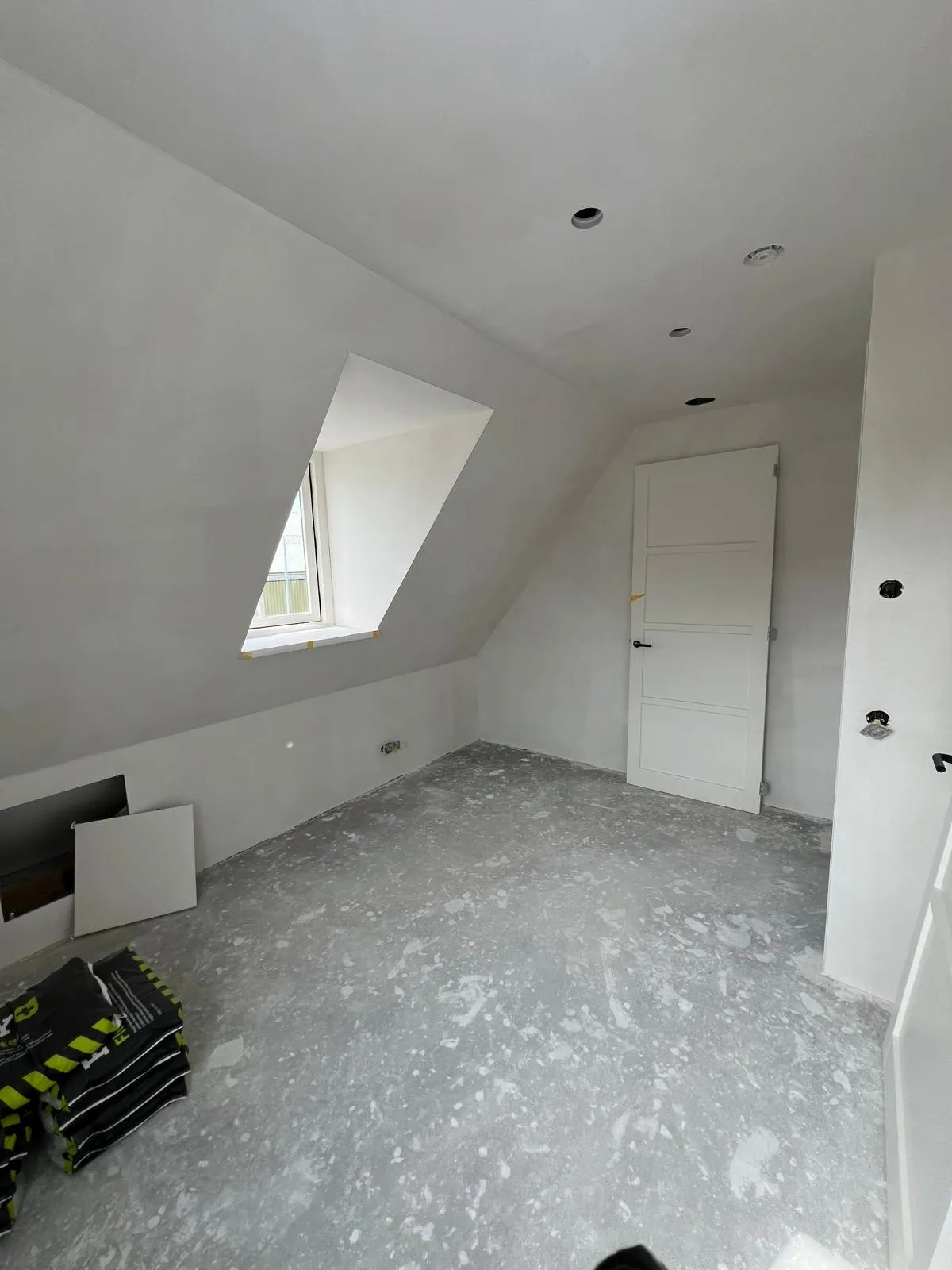 Strak gestucte zolderkamer door AE Bouw